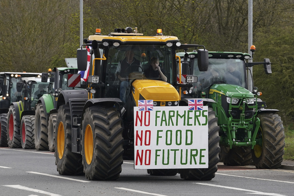 Farmers' tractors roll into London in protest against post-Brexit rules